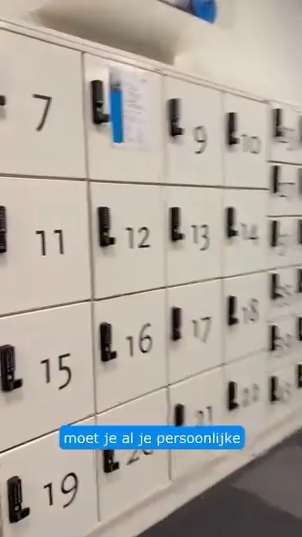 Bij het theorie-examen komt veel kijken! Zo moet je al je persoonlijke spullen in een kluisje stoppen voor je examen mag doen. Handig om vooraf al te weten hoe die kluisjes werken.

In deze video laten we het je zien.

1️⃣ Stop al je persoonlijke spullen, behalve je identiteitsbewijs, in het kluisje. Dus ook je sleutels, jas, muts, pet, zonnebril, horloge, alles van metaal, smartwatch, telefoon en andere bluetoothapparaten.
2️⃣ Doe het kluisje dicht.
3️⃣ Druk op ON en kies 4 cijfers die je makkelijk kunt onthouden. Bijv. je postcode/geboortedatum.
4️⃣ Draai de hendel naar boven.
5️⃣ Onthoud de code én het kluisnummer.

Om je spullen eruit te halen, volg je dezelfde handeling bij stap 3 maar draai je de hendel naar links om het kluisje te openen.

Bron: CBR

#rijles #rijbewijs #rijopleiding #rijopleidingen #rijlessen #autorijles #autorijschool #rijschool #verkeersschool #auto #autos #rismethode #denhaag #zoetermeer #rijswijk #leidschendam #voorburg #delft #scheveningen #autisme #adhd