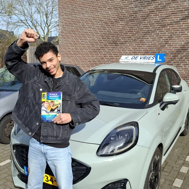 Jahrensley de Haas is in 1x GESLAAGD  voor zijn rijbewijs. Tijdens de RIS-toets (zo heet de Tussentijdse toets bij de Rijopleiding In Stappen) vond Jahrensley het fijn dat de instructeur en examinator met elkaar aan het kletsen waren, dit gaf hem op één of andere manier rust, waardoor hij een goede toets reed. 

In het voorgesprek voor het praktijkexamen, vroeg Jahrensley aan de examinator of hij tijdens de examenrit lekker met de instructeur wilde kletsen. En dat hielp weer, Jahrensley kon zich goed focussen. Jahrensley maakte tijdens de rit een klein foutje. De examinator toetst je dan nog een paar keer in soort gelijke situatie en dat deed Jahrensley hartstikke goed. 

Jahrensley namens Verkeersschool De Vries nogmaals van harte gefeliciteerd en heel veel plezierige en veilige kilometers gewenst.🚘

Kijk ook eens op: www.verkeersschooldevries.nl

#rijles #rijbewijs #rijopleiding #rijopleidingen #rijlessen #autorijles #autorijschool #rijschool #verkeersschool #auto #autos #rismethode #denhaag #zoetermeer #rijswijk #leidschendam #voorburg #delft #scheveningen #autisme #adhd
