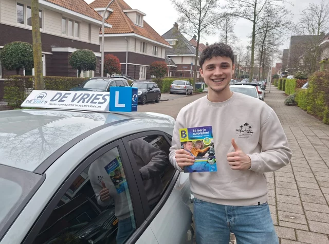 Ruben Wit is in 1x GESLAAGD voor zijn rijbewijs. Vooraf waren de zenuwen toch wat hoger dan verwacht. De spanning liep op, toen we nog even een uurtje voor het examen reden. Ruben maakte veel kleine foutjes. Maar wij zeggen altijd, 