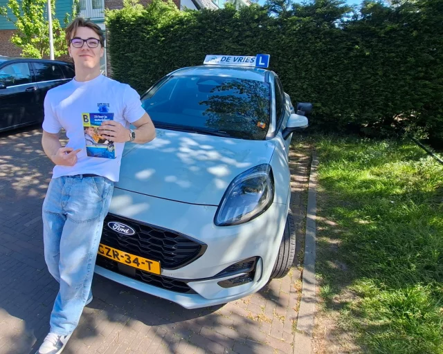 Lars Zoutendijk is in 1x GESLAAGD voor zijn rijbewijs!🥳Zoals wel vaker, merk je dat een aantal lessen voor het examen het niet zo lekker loopt maar op het moment dat de leerling het moet laten zien, dan rijden ze ook zo, zoals wij instructeurs dat graag zien. Zo ook Lars, had hier last van. Lars kreeg best wel een lastige route maar heeft laten zien, dat hem dat niet uitmaakt. 

De examinator complimenteerde Lars met het feit, dat hij heel goed van tevoren een plan maakte. Wij noemen dat de taakprocessen (Waarnemen-Voorspellen-Evalueren-Beslissen-Handelen). De examinator gaf als enige opmerking om soms wat vlotter te rijden. Lars, je mag trots zijn op jezelf, je hebt het prima gedaan en weet waar het om gaat in het verkeer, houdt dat vast. Blijf gemotiveerd om veilig te willen blijven rijden!

Namens Verkeersschool De Vries van harte gefeliciteerd en veel veilige en vooral plezierige kilometers gewenst.

Kijk ook eens op: www. verkeersschooldevries.nl

#rijles #rijbewijs #rijopleiding #rijopleidingen #rijlessen #autorijles #autorijschool #rijschool #verkeersschool #auto #autos #rismethode #denhaag #zoetermeer #rijswijk #leidschendam #voorburg #delft #scheveningen #autisme #adhd